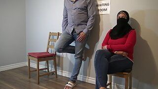 Замужняя арабская женщина получает камшот в публичном зале ожидания.