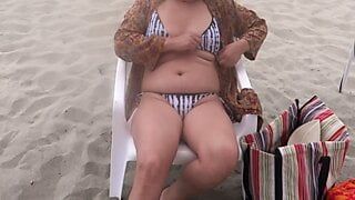 Me exhibo en bikini en la playa y me pongo en cuatro para follar con mi jefe