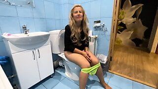 熟女坐在厕所里，弯下腰进行肛交