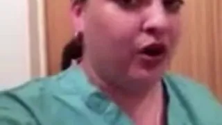 Пухлая медсестра показывает ее огромные сиськи