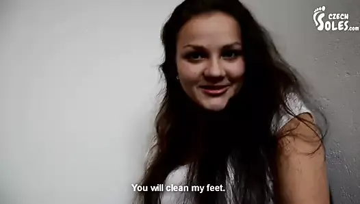 Проказливое поклонение ногам молодой девушки - видео от первого лица - czechsoles.com