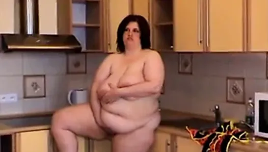 Большая толстая девушка Agatha мастурбирует 2