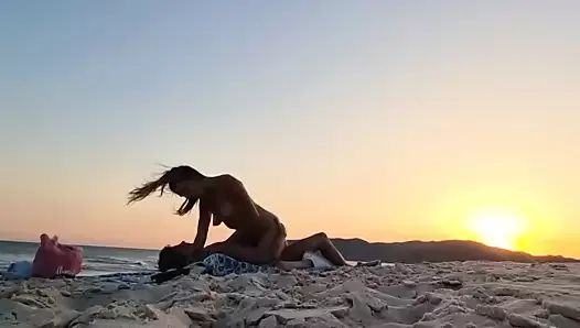 Романтический секс на пляже на закате
