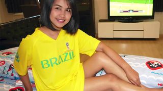 Кубок мира, тайская юная тинка в любительском видео делает минет и трахается в позе наездницы