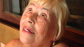 86-летняя бабушка все еще раздвигает ноги!
