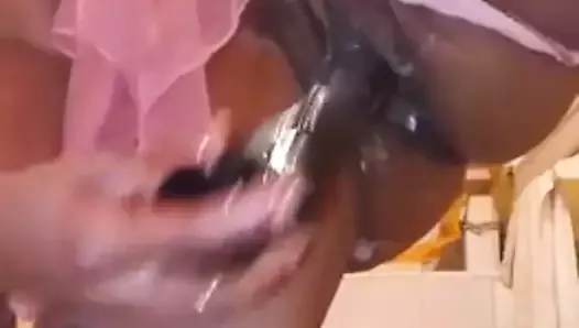 Кенийская девушка мастурбирует дилдо
