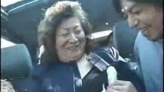 Бабушка-азиатка в автобусе