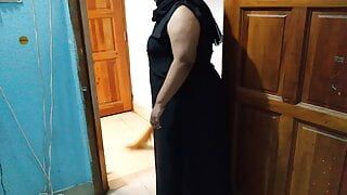 Saoedische hete tante is het huis aan het vegen als buurjongen die haar grote tieten en kont zag, wordt verleid - Boruqa & hijab tante