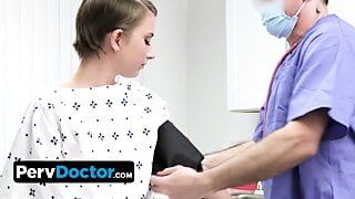 Pervdoctor - sexy jonge patiënt heeft de speciale behandeling van dokter Oliver nodig voor haar roze poesje