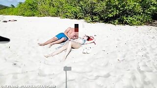Die Ehefrau wird von einem Fremden am Strand gefickt, während ihr Ehemann Aufnahmen macht, Cuckold-Ehefrau, Cuckold-Ehemann, meine Frau teilt, Schlampe