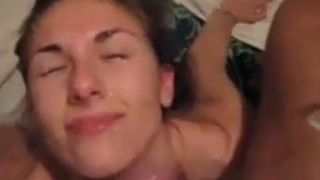 Drolja Radmila Zivkovic dobija kupanje spermom po faci