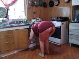 Fia előtt meztelenkedett az anyuka a konyhában