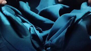 Lul hoofd wrijven met blauw satijnen zijdeachtige salwar van verpleegster (47)