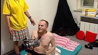 2 Thai massage therapists massieren Cameramann