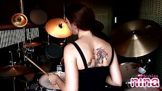 Die lesbische Nina macht sich nackt, um Schlagzeug zu spielen