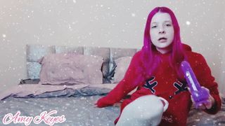 Рождественская девушка мастурбирует, пока идет снег