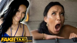 Fake taxi - bikini babe Asia Vargas stript achter in de taxi tot grote vreugde van de chauffeur