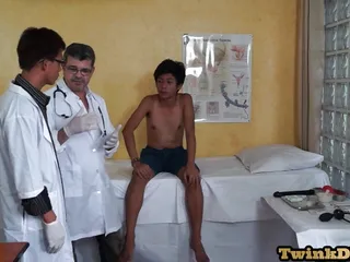 Asian Skinny Amateur Twink In Bj 3Some With Doctors
