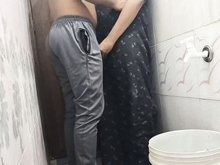 Bathroom Sex – Hot Aunty With Very Young Boyfriend