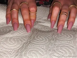 Long fingernails tapping and scrachting...