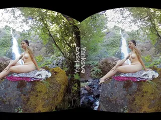Yanks In 3D VR Calliope Caresses Her Clit