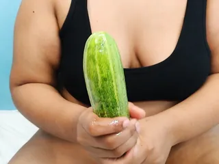 Aunty Sex Cucumber video: Bidhaba aunty sex with big cucumber