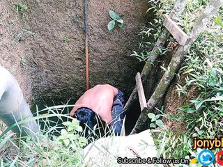 The young man of Bangladesh masturbated in a terrible deep well in the jungle