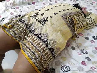Padosi Ko Chodne Ke Liye Majboor Kiya Nandita Aunty Without Pajama And Rough Fuck While Resting On Bed...