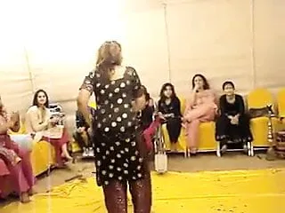 Hot Paki Aunty Dance At Wedding…