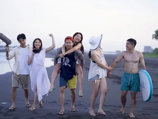 Girls and Studs, Surfer, Trailer, Song Nan Yi