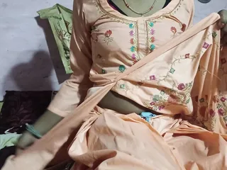 video: Alone Indian girl