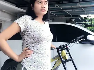 Indonesian Girl Sexy Bun Milf...
