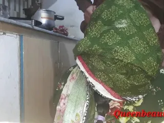 Desi Aunty Ko Bawarchi Khana Me Roti Banata Howa Choda,