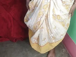 Indian Horny Mommy Pissing On The Floor And Squirting Her Pussy