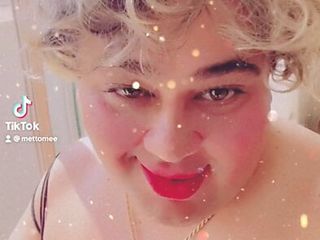 Chubby trans enjoys her Sunday morning by dancing and singing