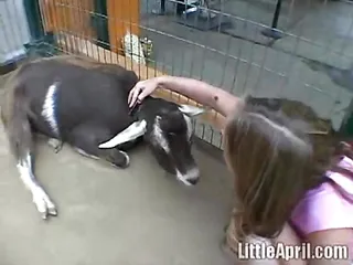 Teen does some solo heavy petting