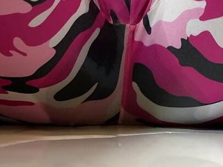 I piss in my pink Camouflage Leggings!