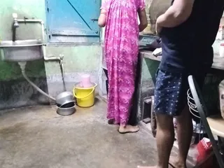  video: Indian bengali maid kitchen pe kam kar rahi thi moka miltahi maid ko jabardasti choda malik na.