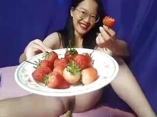 Asian Super Sexy Nude Show Pussy And Eat Strawberry 1
