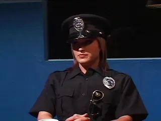 Policewoman Fickt Schwulen Mann Im Interrogation Room