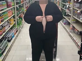  video: Flashing my tits at the supermarket.